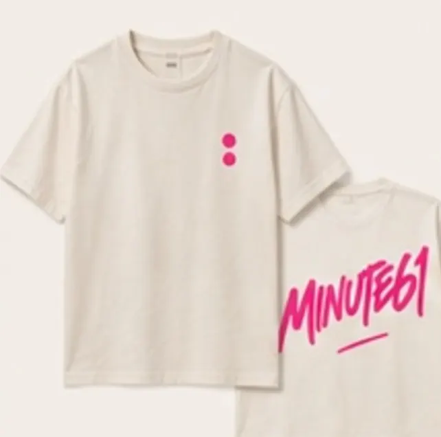 Classic Tee blanca con los dos puntos rosas