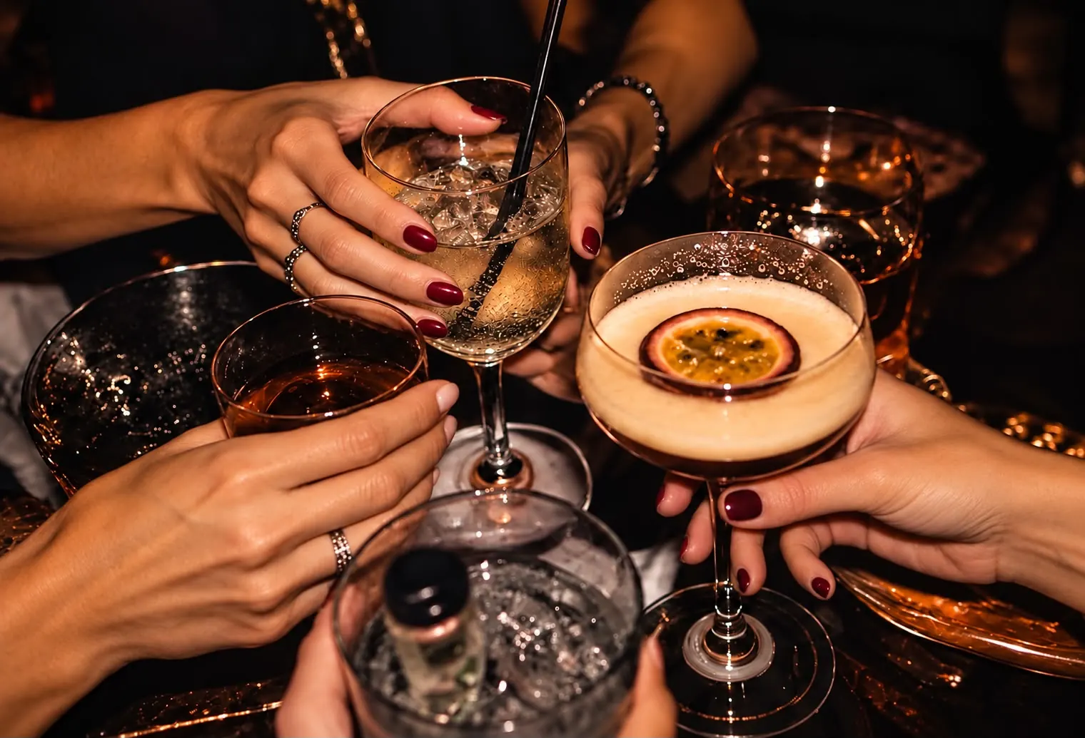 Brindis con cócteles de noche