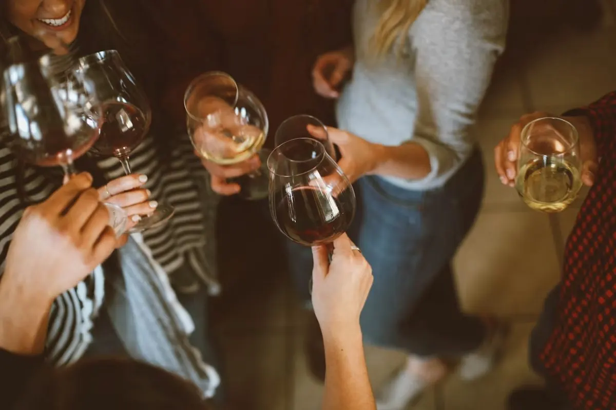 Brindis con copas de vino